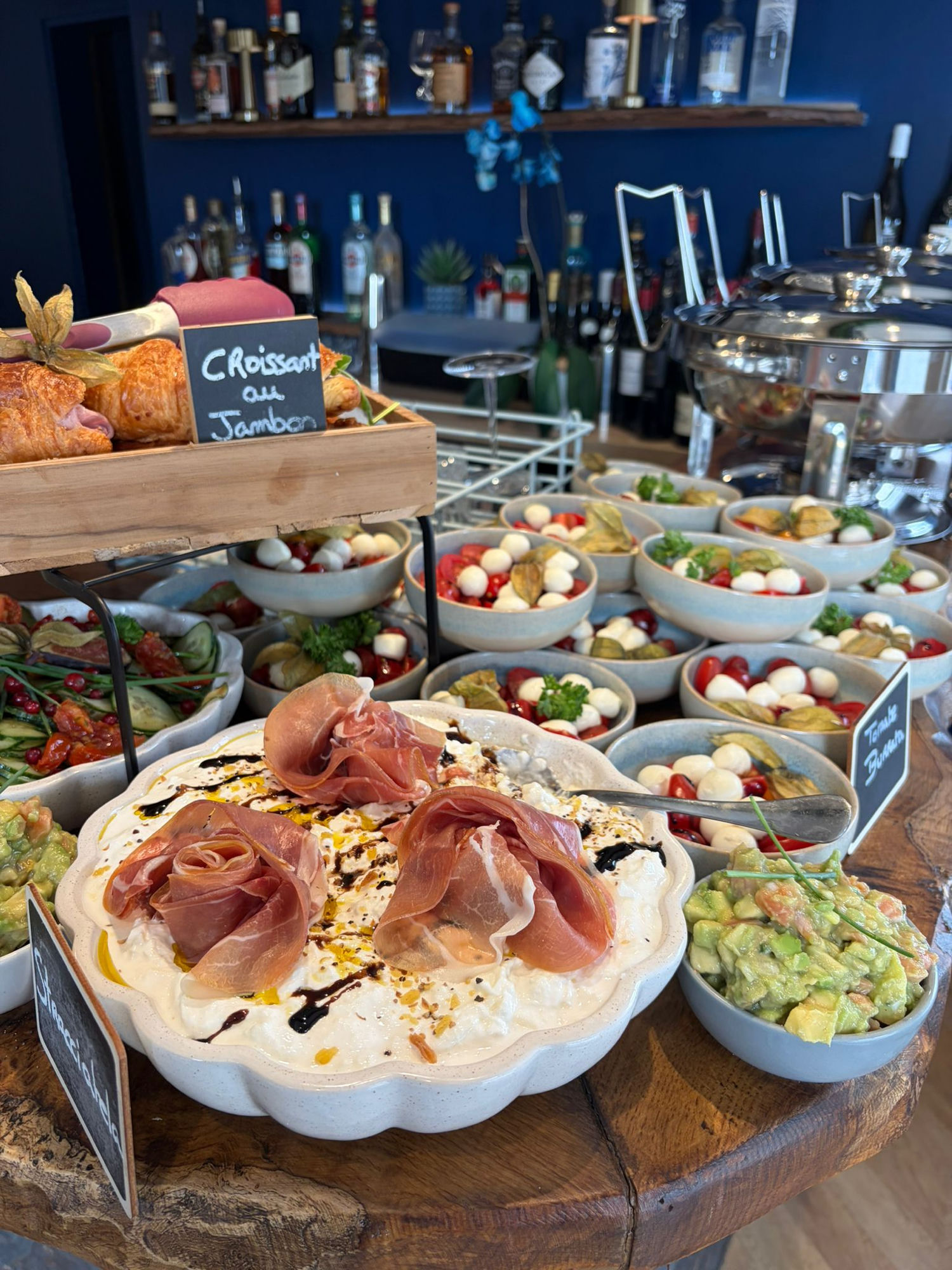 Brunch Felicia — stracciatella, prosciutto et salades fraîches