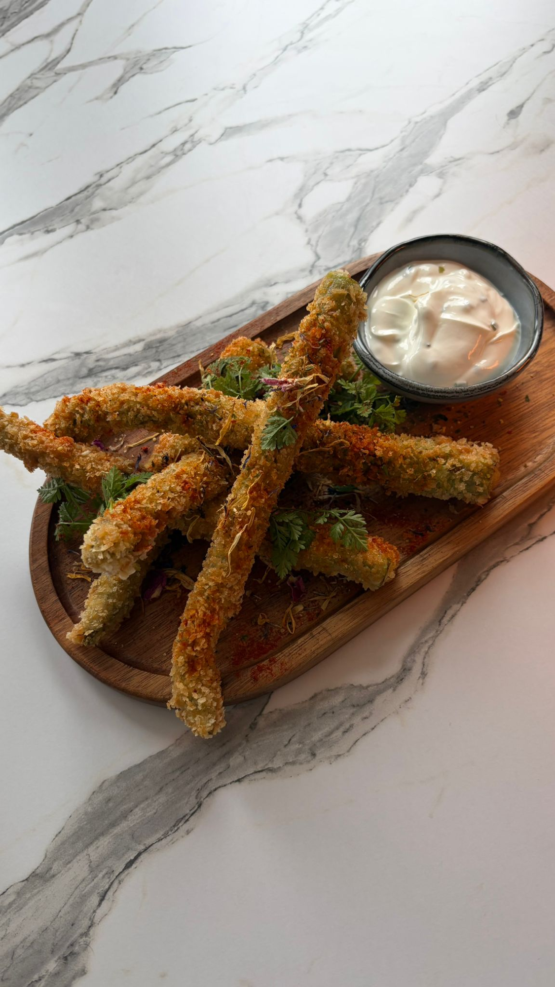 Frites d'avocat panées, sauce méditerranéenne — Felicia Deauville