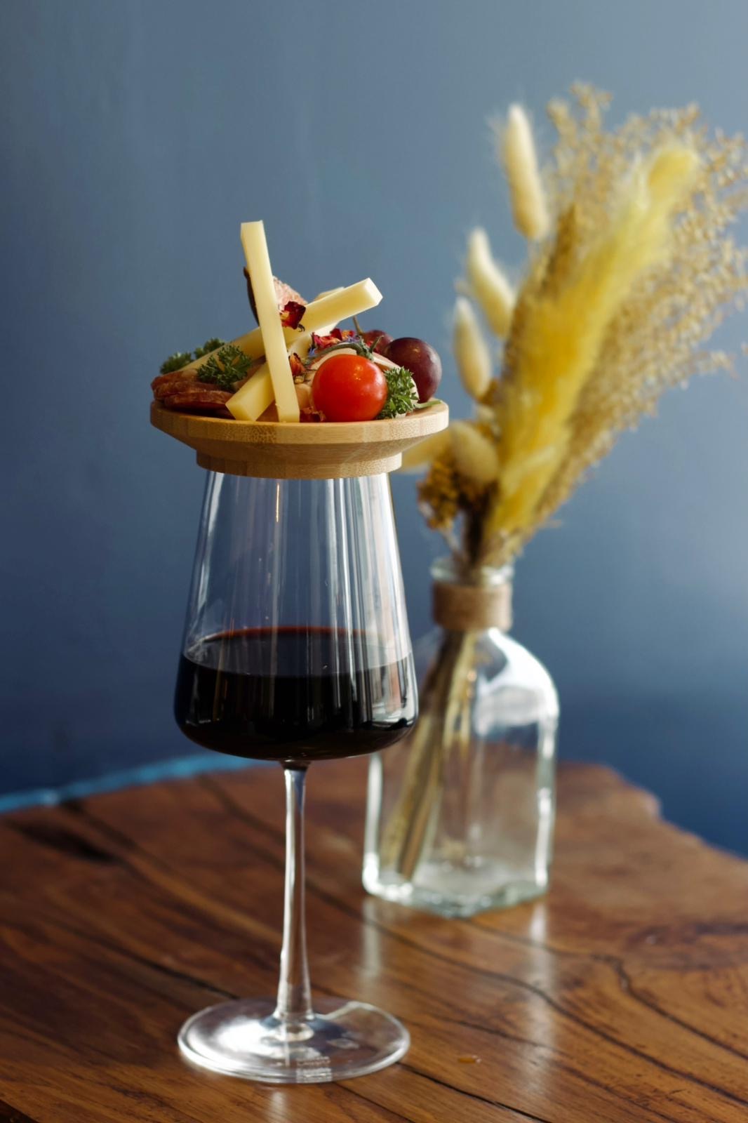 Le Felicia — verre de vin rouge et mini planche apéritive