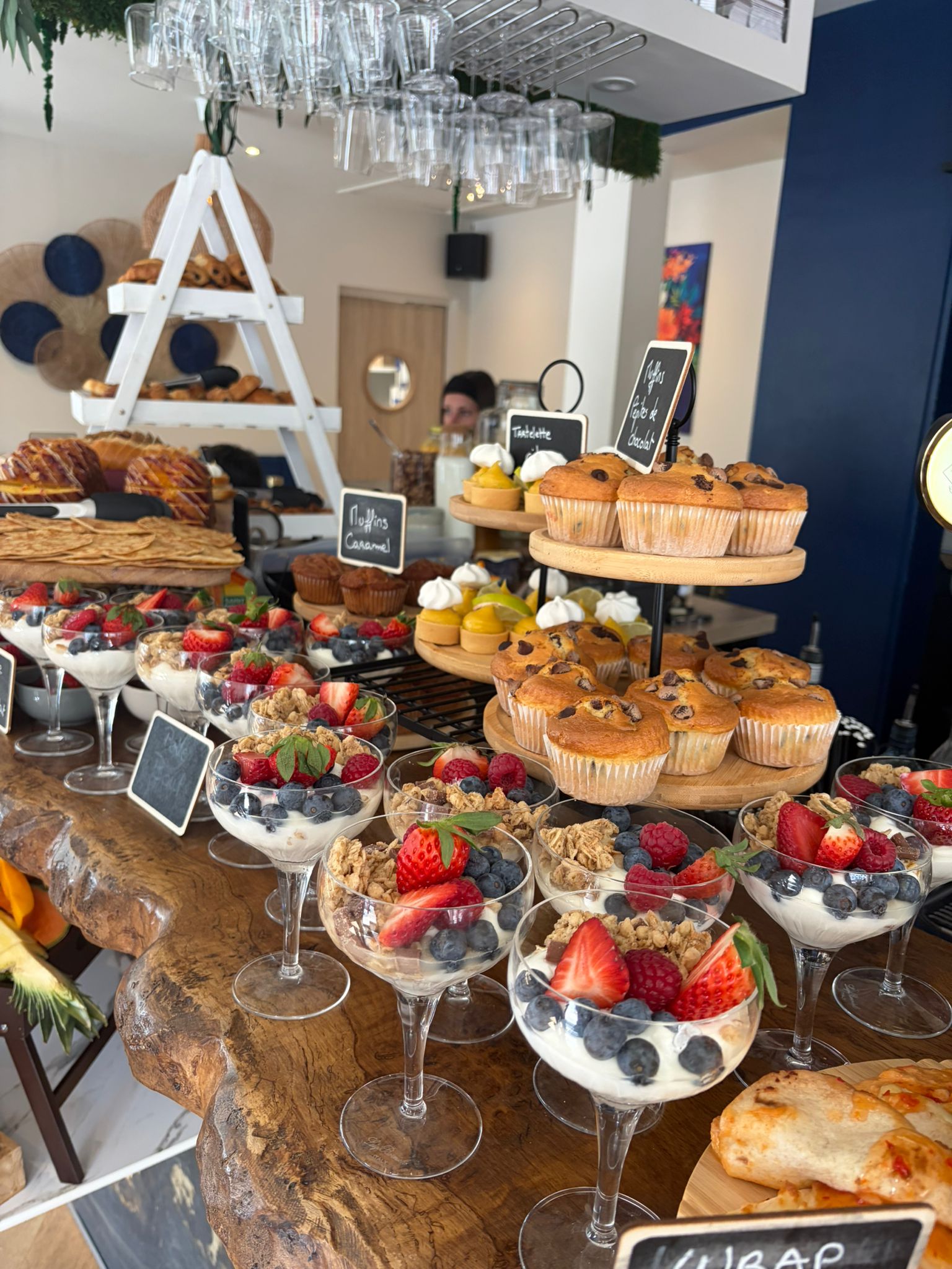 Brunch Felicia — buffet muffins, yaourts et fruits frais