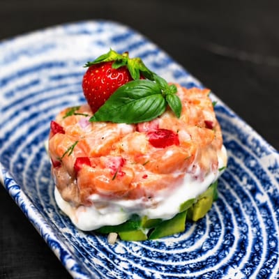 Tartare de Saumon Fraise et Avocat – Felicia Deauville